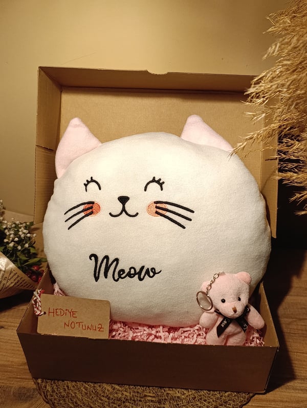 Kutulu Hediye Seti / Kedi Yastık 30cm ve Ayıcık Anahtarlık