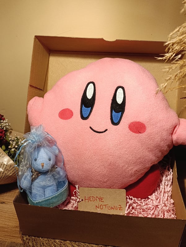 Kutulu Hediye Seti / Kirby Yastık 30cm, Ayıcık Anahtarlık ve Kalp Şeklinde Tüllü Kutu