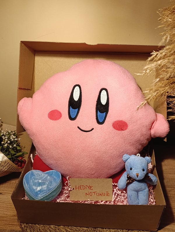 Kutulu Hediye Seti / Kirby Yastık 30cm, Ayıcık Anahtarlık ve Kalp Şeklinde Tüllü Kutu
