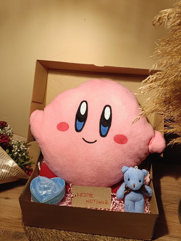Kutulu Hediye Seti / Kirby Yastık 30cm, Ayıcık Anahtarlık ve Kalp Şeklinde Tüllü Kutu