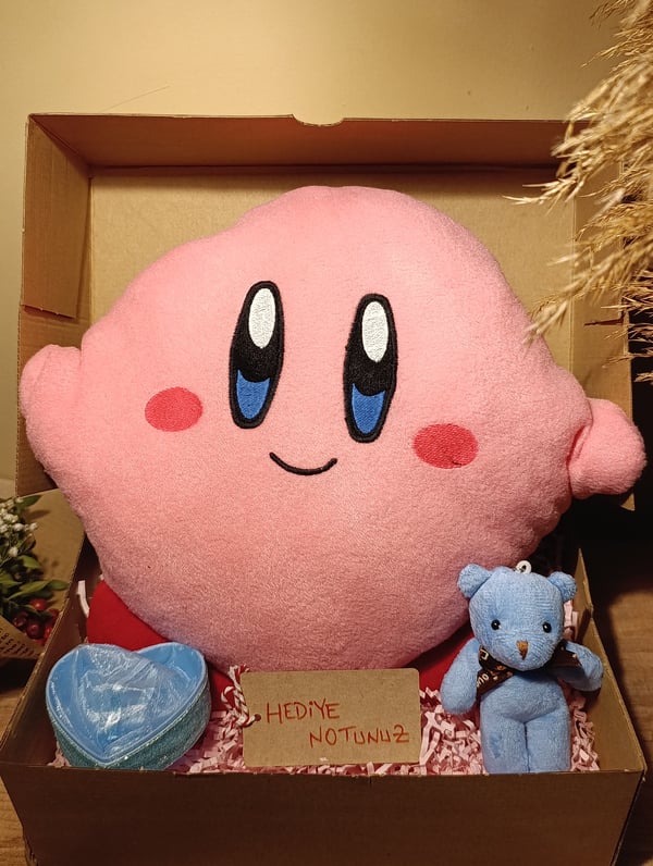 Kutulu Hediye Seti / Kirby Yastık 30cm, Ayıcık Anahtarlık ve Kalp Şeklinde Tüllü Kutu