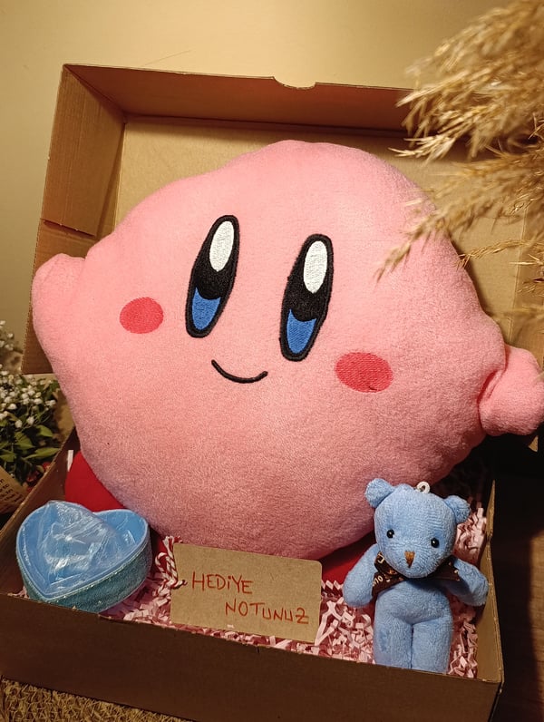 Kutulu Hediye Seti / Kirby Yastık 30cm, Ayıcık Anahtarlık ve Kalp Şeklinde Tüllü Kutu