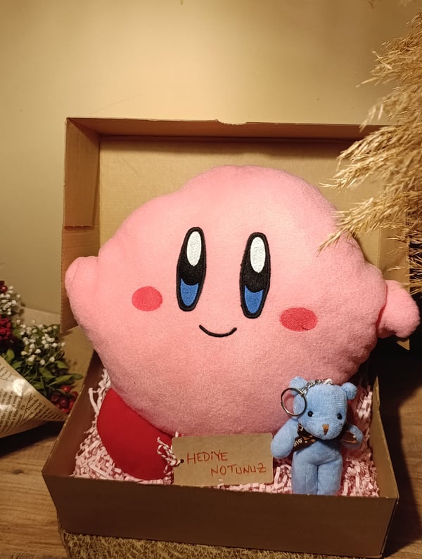 Kutulu Hediye Seti / Kirby Yastık 30cm ve Ayıcık Anahtarlık