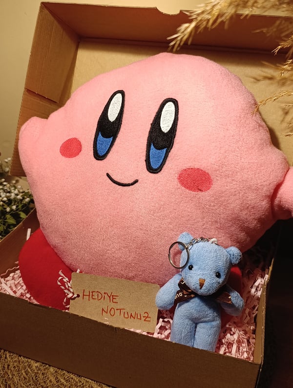 Kutulu Hediye Seti / Kirby Yastık 30cm ve Ayıcık Anahtarlık