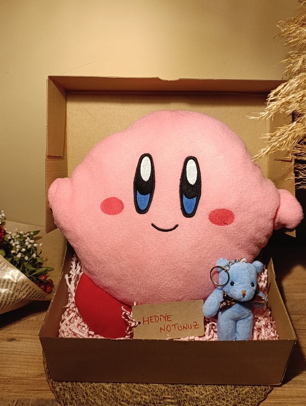 Kutulu Hediye Seti / Kirby Yastık 30cm ve Ayıcık Anahtarlık