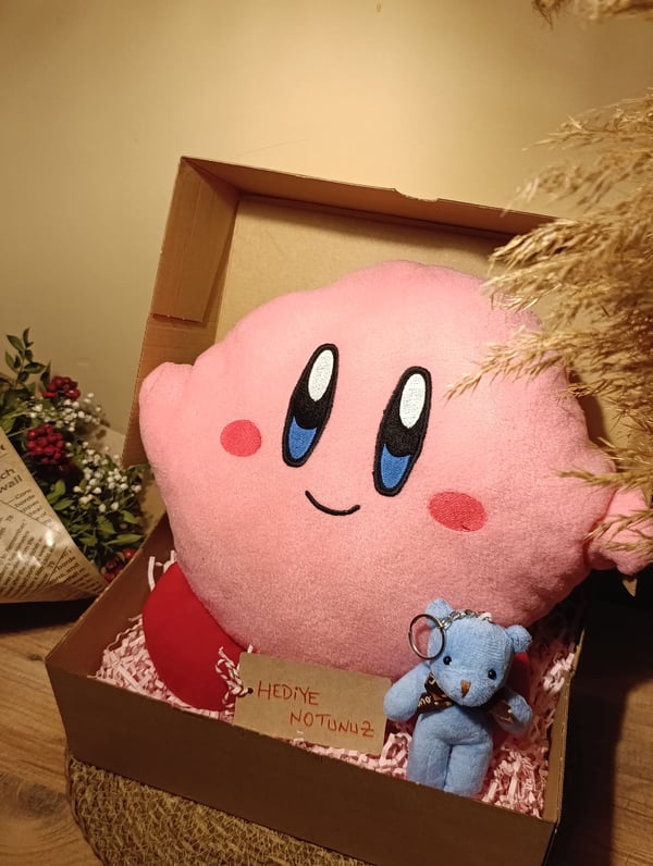 Kutulu Hediye Seti / Kirby Yastık 30cm ve Ayıcık Anahtarlık