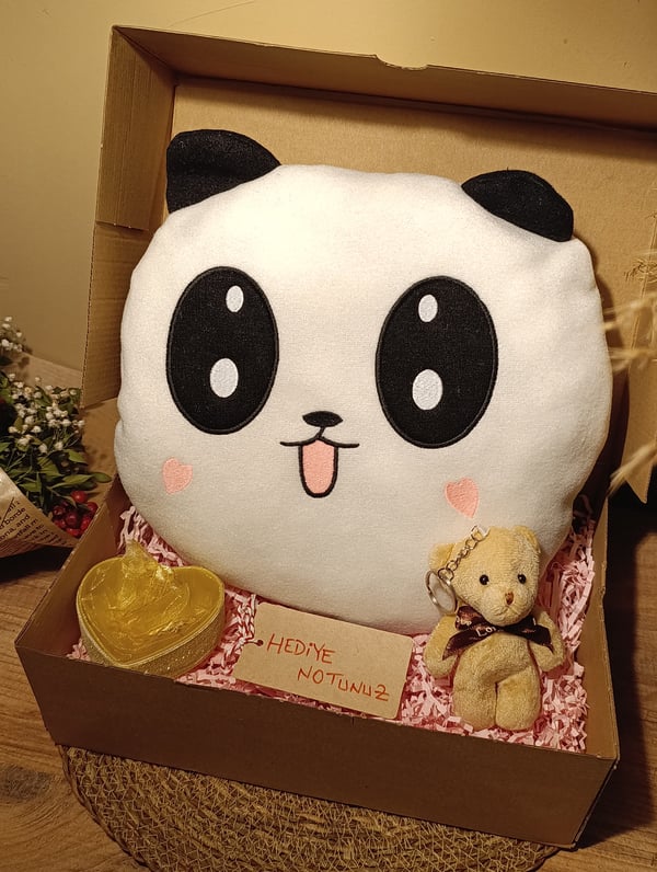 Kutulu Hediye Seti / Panda Yastık 35cm, Ayıcık Anahtarlık ve Kalp Şeklinde Tüllü Kutu