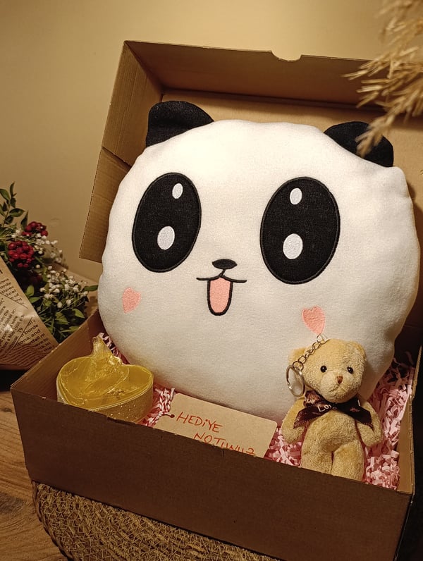Kutulu Hediye Seti / Panda Yastık 35cm, Ayıcık Anahtarlık ve Kalp Şeklinde Tüllü Kutu