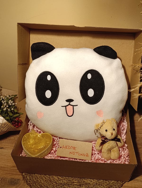 Kutulu Hediye Seti / Panda Yastık 35cm, Ayıcık Anahtarlık ve Kalp Şeklinde Tüllü Kutu