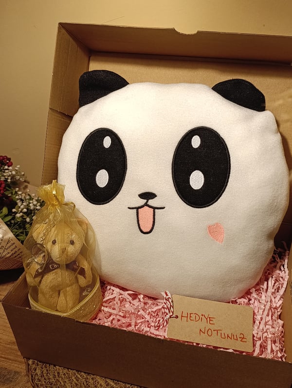 Kutulu Hediye Seti / Panda Yastık 35cm, Ayıcık Anahtarlık ve Kalp Şeklinde Tüllü Kutu
