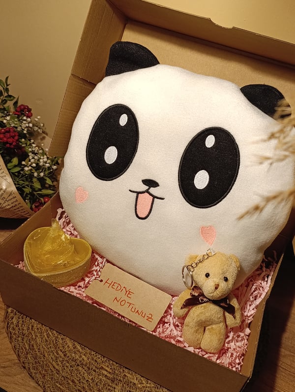 Kutulu Hediye Seti / Panda Yastık 35cm, Ayıcık Anahtarlık ve Kalp Şeklinde Tüllü Kutu