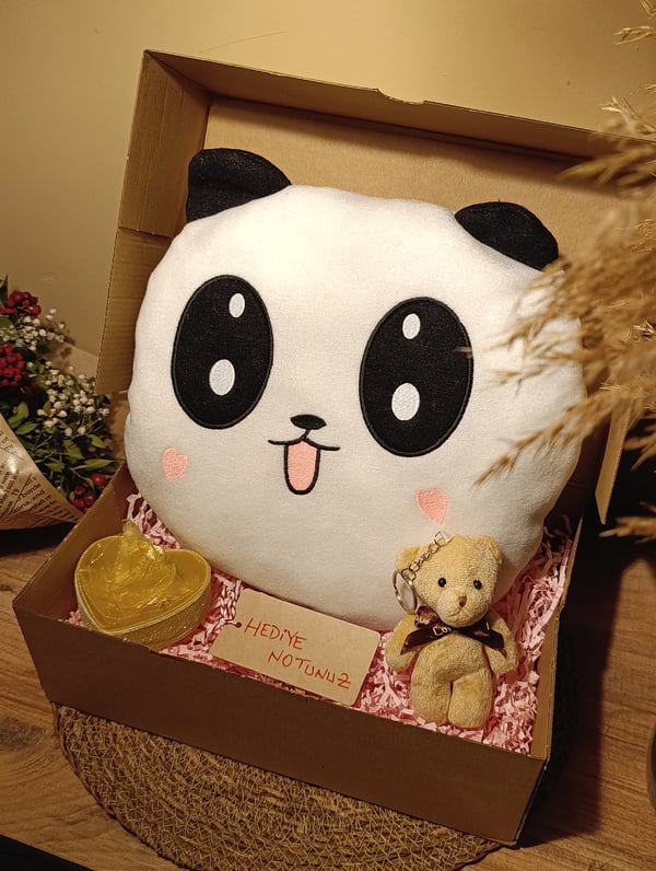 Kutulu Hediye Seti / Panda Yastık 35cm, Ayıcık Anahtarlık ve Kalp Şeklinde Tüllü Kutu