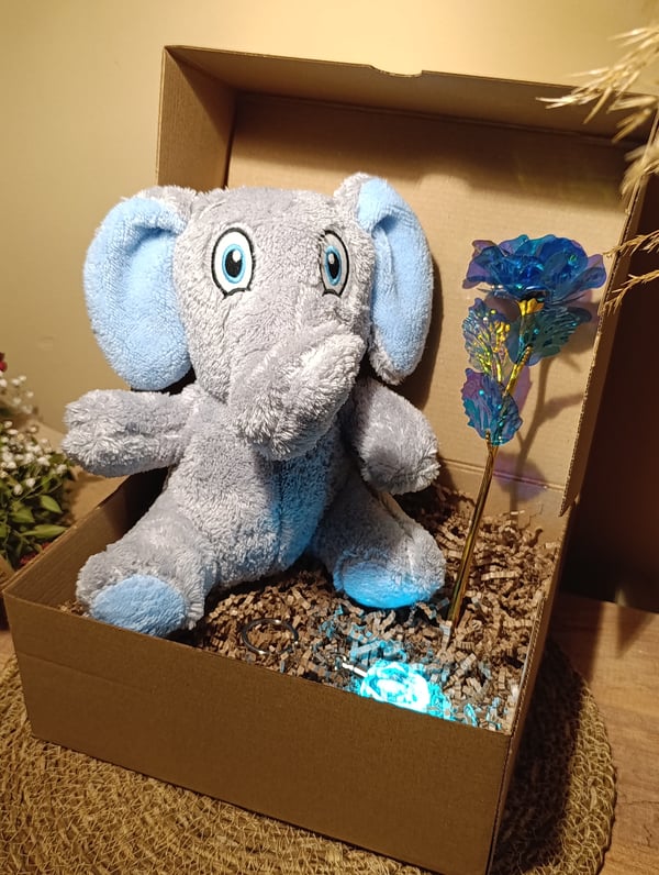 Kutulu Hediye Seti / Peluş Fil 24cm - Renk Değiştiren Işıklı Anahtarlık - Sonsuzluk Gülü 