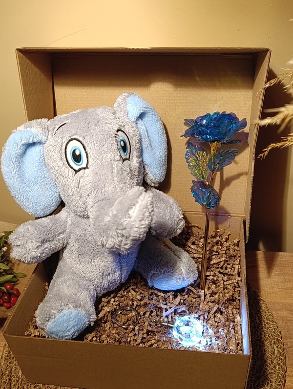 Kutulu Hediye Seti / Peluş Fil 24cm - Renk Değiştiren Işıklı Anahtarlık - Sonsuzluk Gülü 