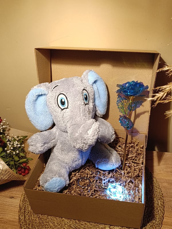 Kutulu Hediye Seti / Peluş Fil 24cm - Renk Değiştiren Işıklı Anahtarlık - Sonsuzluk Gülü 