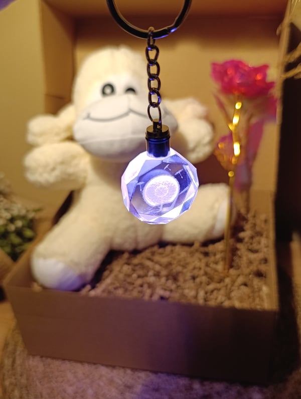 Kutulu Hediye Seti / Peluş Kuzu 24cm - Renk Değiştiren Işıklı Anahtarlık - Sonsuzluk Gülü 
