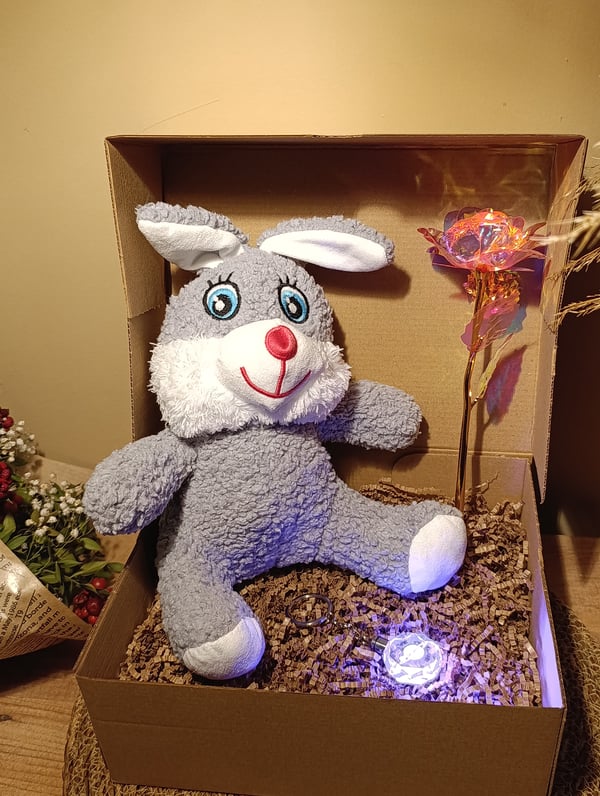 Kutulu Hediye Seti / Peluş Tavşan 30cm - Renk Değiştiren Işıklı Anahtarlık - Sonsuzluk Gülü 