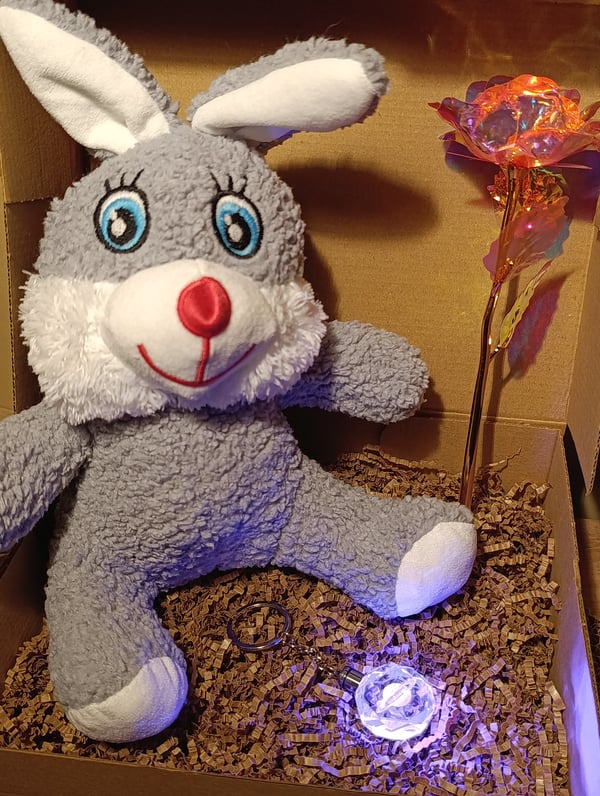 Kutulu Hediye Seti / Peluş Tavşan 30cm - Renk Değiştiren Işıklı Anahtarlık - Sonsuzluk Gülü 