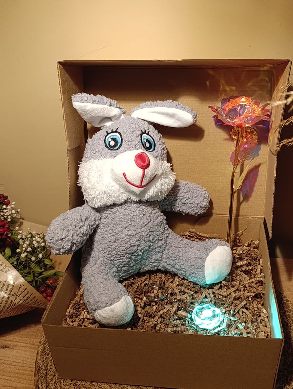 Kutulu Hediye Seti / Peluş Tavşan 30cm - Renk Değiştiren Işıklı Anahtarlık - Sonsuzluk Gülü 
