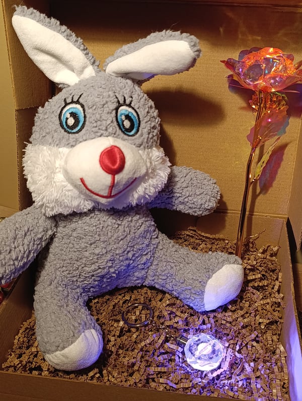 Kutulu Hediye Seti / Peluş Tavşan 30cm - Renk Değiştiren Işıklı Anahtarlık - Sonsuzluk Gülü 
