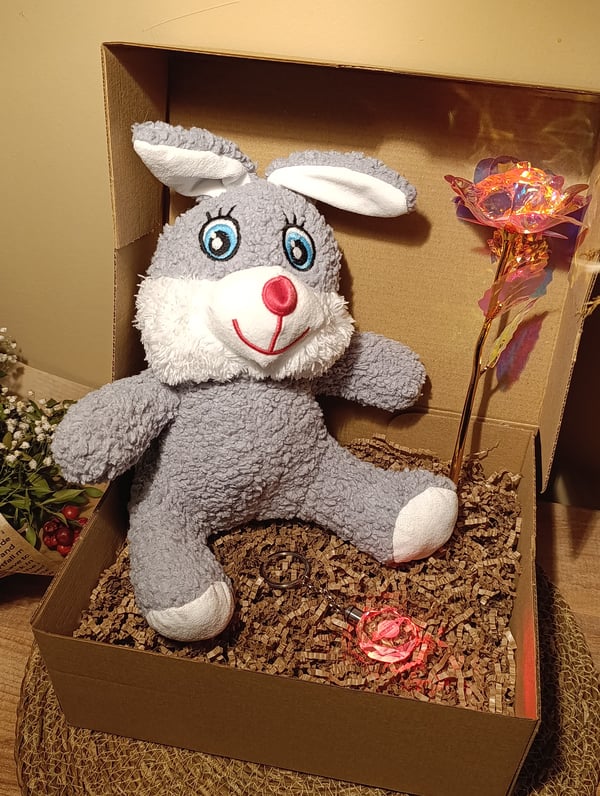 Kutulu Hediye Seti / Peluş Tavşan 30cm - Renk Değiştiren Işıklı Anahtarlık - Sonsuzluk Gülü 