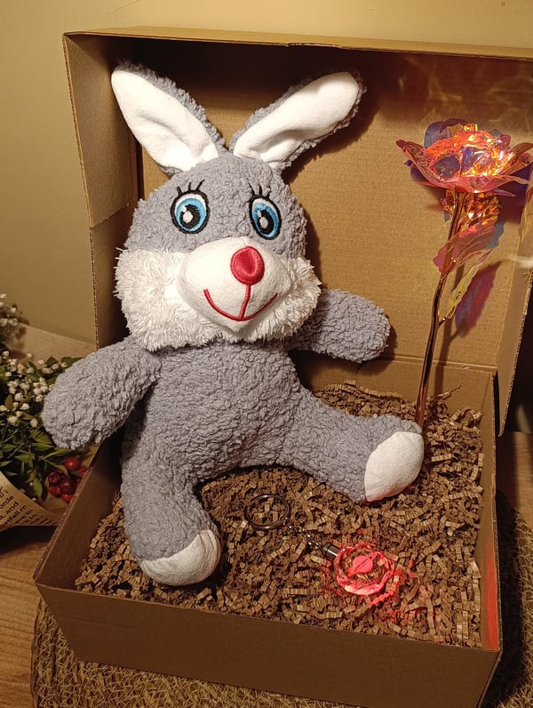 Kutulu Hediye Seti / Peluş Tavşan 30cm - Renk Değiştiren Işıklı Anahtarlık - Sonsuzluk Gülü 
