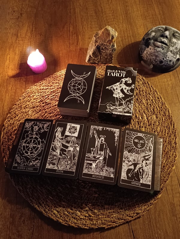 Siyah Beyaz Tarot Destesi 78 Kart - Arındırma Kesesi Hediyeli