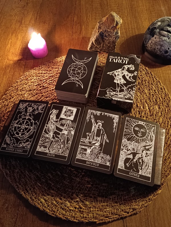 Siyah Beyaz Tarot Destesi 78 Kart - Arındırma Kesesi ve Demet Tütsü
