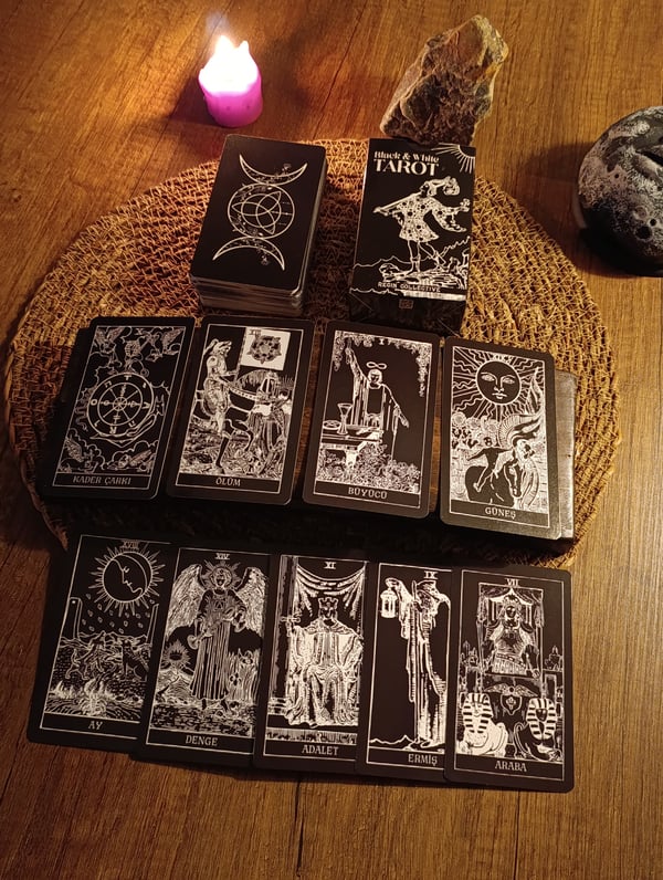 Siyah Beyaz Tarot Destesi 78 Kart - Arındırma Kesesi Hediyeli