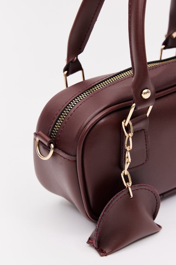 Bordo D20 Tek Fermuar Bölmeli Ayarlanabilir Askılı Mini Charm Detaylı Kadın El ve Omuz Çantası