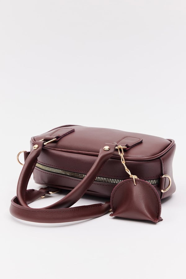 Bordo D20 Tek Fermuar Bölmeli Ayarlanabilir Askılı Mini Charm Detaylı Kadın El ve Omuz Çantası