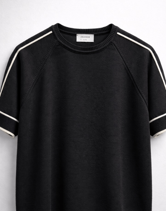 Bisiklet Yaka Siyah Triko Kumaş Detaylı Tshirt