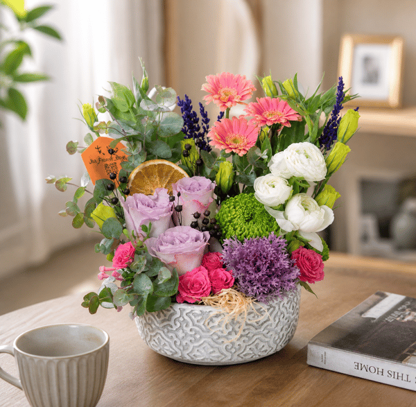 Yuvarlak Eskitme Saksıda Lile Gül ve Pembe Gerbera Çiçeği 