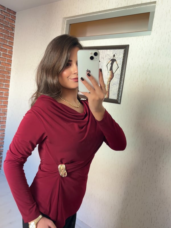 Asimetrik Kesim Gold Aksesuarlı Uzun Kol Drapeli Sandy Kumaş Bluz Bordo