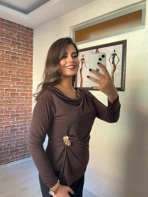 Asimetrik Kesim Gold Aksesuarlı Uzun Kol Drapeli Sandy Kumaş Bluz Acı Kahve 
