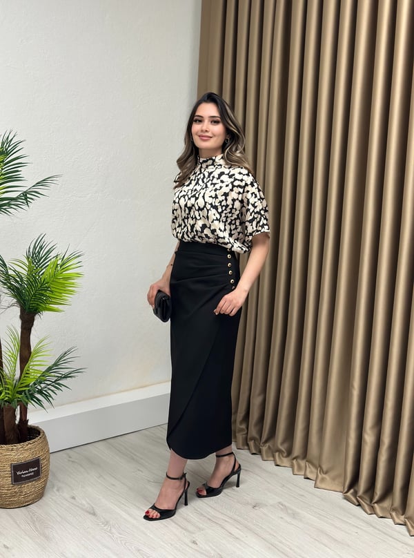 Premium Seri Double Krep Kumaş Düğme Detaylı Drapeli Anvelop Kapama Midi Boy Etek Siyah 