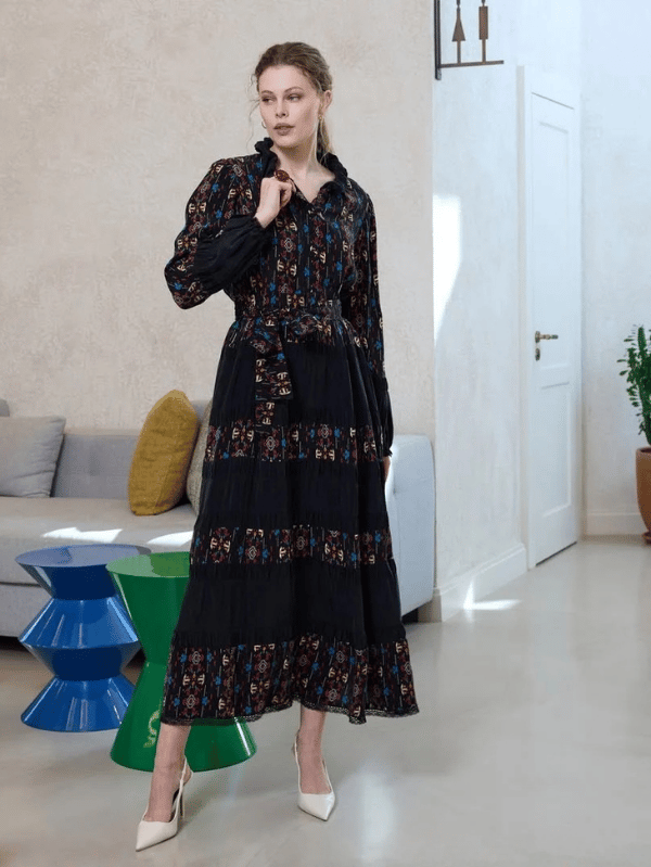 MissWhence Kat Kat Etek Detaylı Elbise 