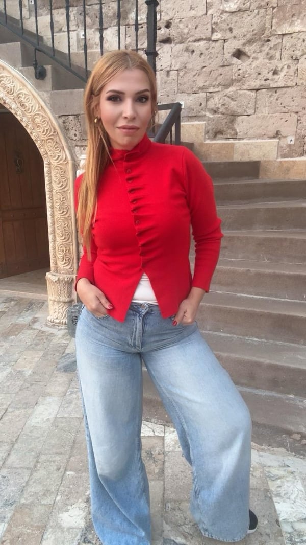 Kırmızı Volanlı Yarım Dik Yaka  Kazak