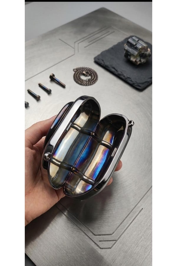 Fuşya Metalik Görünümlü Sert Kapaklı Zincir Askılı Mini Portföy ve Clutch Çanta