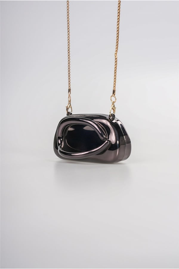 Fuşya Metalik Görünümlü Sert Kapaklı Zincir Askılı Mini Portföy ve Clutch Çanta