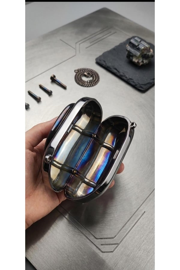 Fuşya Metalik Görünümlü Sert Kapaklı Zincir Askılı Mini Portföy ve Clutch Çanta