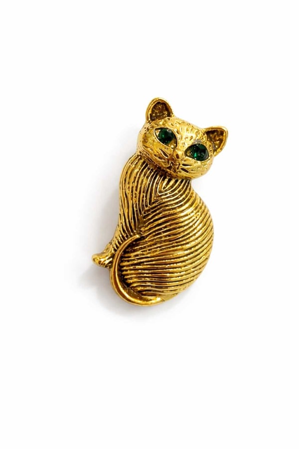 Gold Kedi Figürlü Broş – Yeşil Göz Detaylı Şık Tasarım