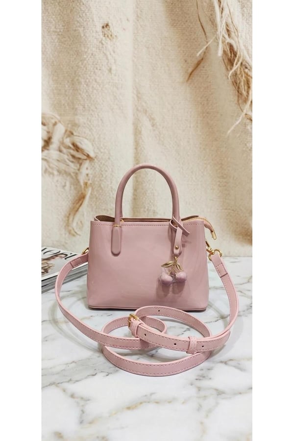Pudra Parlak Rugan Mini El Çantası Kiraz Aksesuar Detaylı Şık Tasarım 20x14x9 cm