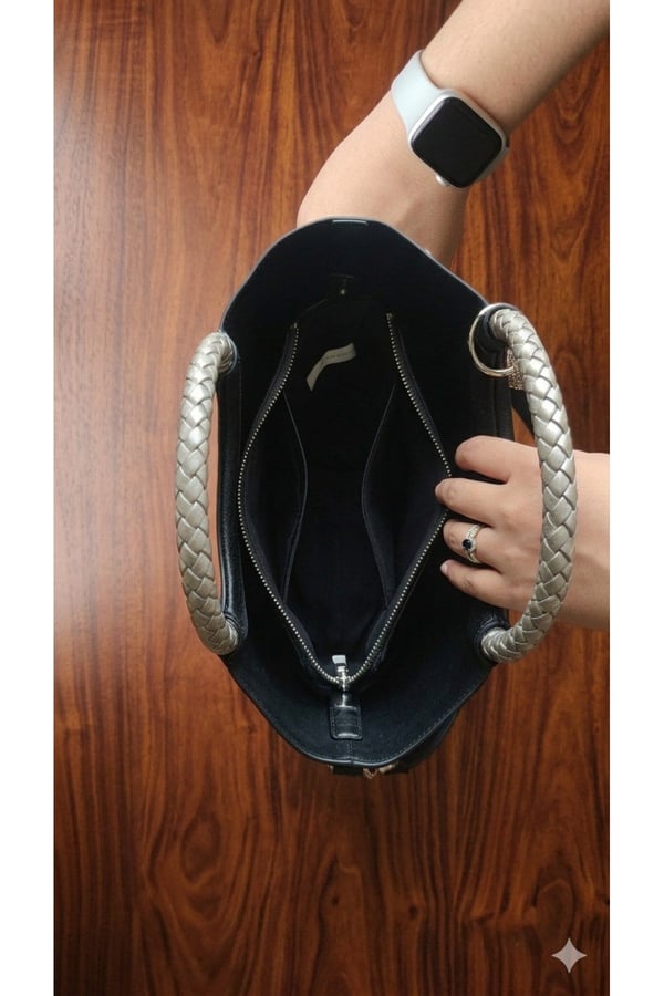 Siyah Kadın El Çantası Kalp Aksesuar Detaylı Şık Günlük Kullanım 27x15x10 cm
