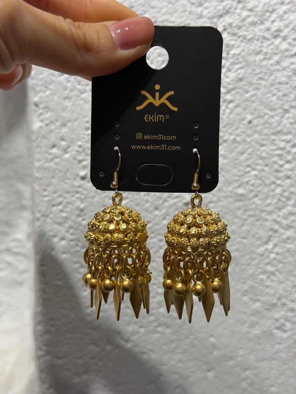 Antik Gold Kaplama Sallantılı Ok Üçgen Detaylı Küpe