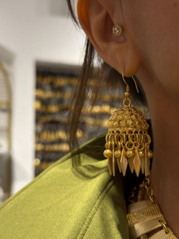 Antik Gold Kaplama Sallantılı Ok Üçgen Detaylı Küpe