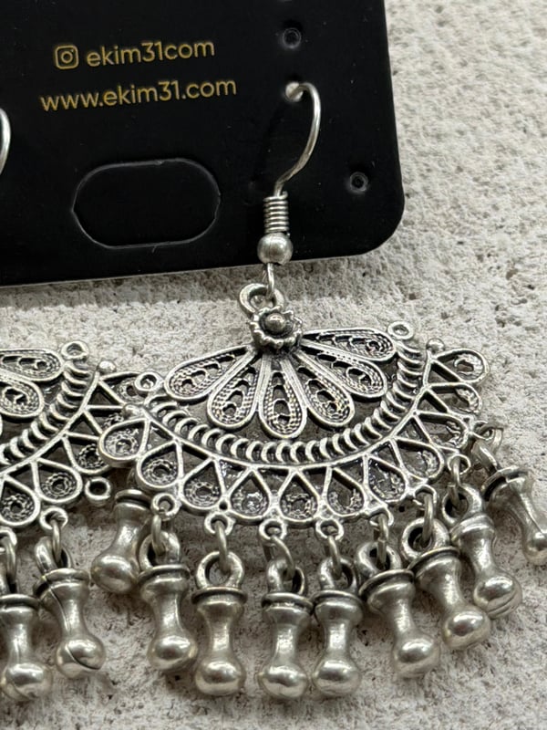 Bohem Sallantılı Yarım Çicek küpe