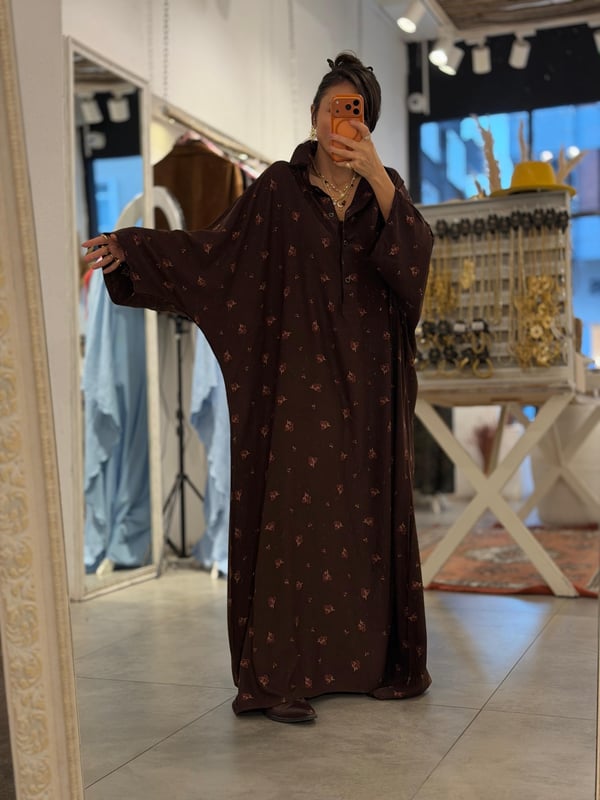 Çicekli Uzun Kahverengi Yakalı Elbise