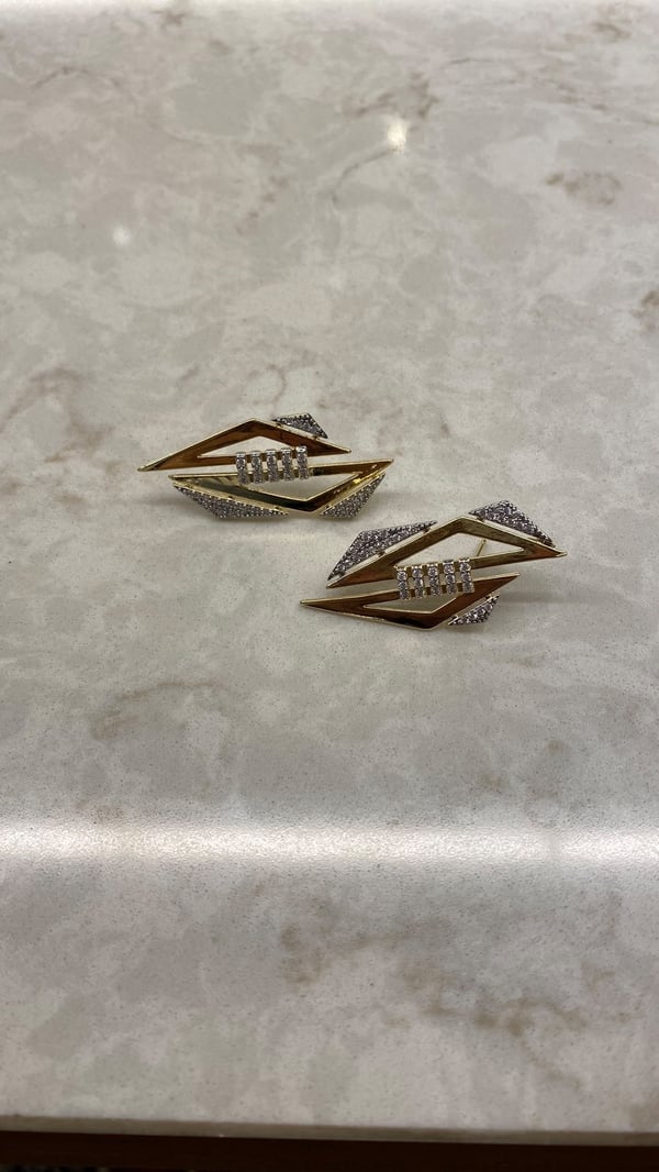 Geometrik Şekilli Taşlı Gold Küpe
