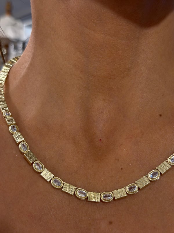 Gold Mat Görünüm Oval Taşlı Kolye